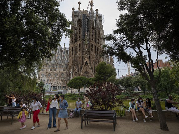 La basilique de la Sagrada familia à Barcelone a rouvert ses portes samedi, après plus de trois mois de fermeture (archives). © KEYSTONE/AP/EMILIO MORENATTI