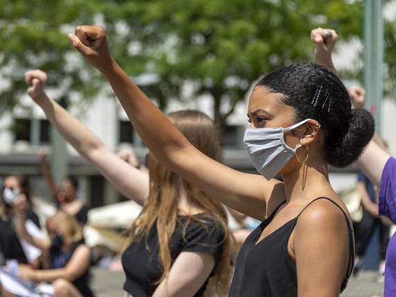 Les participants ont ensuite mis un genou à terre et levé le poing. © KEYSTONE/GEORGIOS KEFALAS