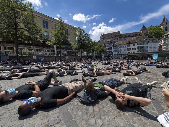 Les manifestants se sont couchés durant 8 minutes et 46 secondes en hommage à George Floyd. © KEYSTONE/GEORGIOS KEFALAS