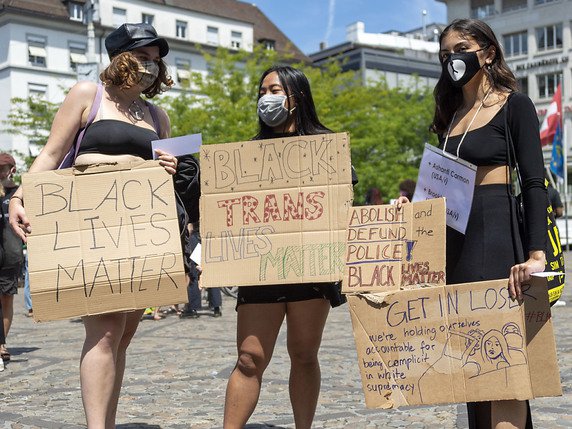 Le rassemblement de Bâle a réuni quelque 250 personnes. © KEYSTONE/GEORGIOS KEFALAS