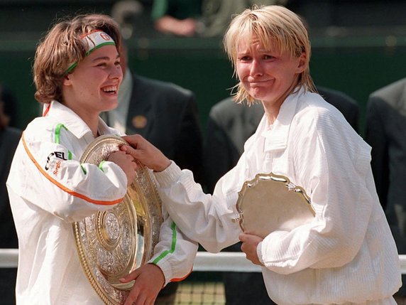 Hingis avait battu Jana Novotna en finale à Wimbledon © KEYSTONE/EPA DPA/FRANK LEONHARDT