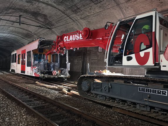 Les trains endommagés ont été tractés hors du tunnel samedi. Source: MATTERHORN GOTTHARD BAHN © KEYSTONE/MATTERHORN GOTTHARD BAHN