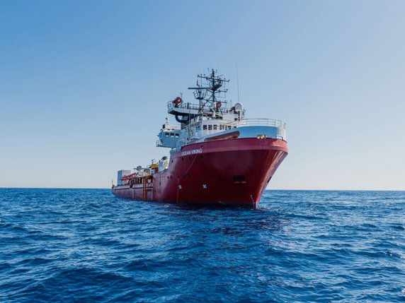 L'Ocean Viking n'avait reçu que des réponses négatives des deux pays et la tension était brusquement montée à bord, à tel point que le navire s'était déclaré vendredi en "état d'urgence", une première (archives). © KEYSTONE/AP/Flavio Gasperini