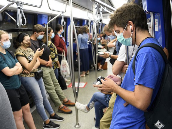 Dans le métro m2 à Lausanne, les utilisateurs se sont aussi conformés à la nouvelle directive du Conseil fédéral. © KEYSTONE/LAURENT GILLIERON