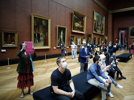 Le Louvre, le musée le plus visité au monde, a rouvert lundi. Cinq cents personnes peuvent y entrer toutes les 30 minutes. © KEYSTONE/AP/Thibault Camus