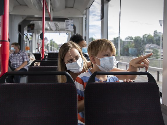 Presque tous les passagers portaient un masque dans les transports publics bernois. © KEYSTONE/PETER KLAUNZER