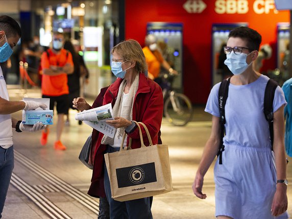 Les usagers des transports publics doivent désormais porter un masque pour leur déplacement. © KEYSTONE/PETER KLAUNZER