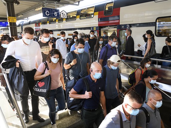 Le port du masque était quasiment systématique lundi matin en gare de Lausanne. © KEYSTONE/LAURENT GILLIERON