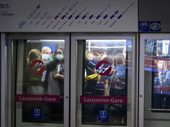 Tous les visages étaient aussi quasiment masqués dans le m2 à Lausanne. © KEYSTONE/LAURENT GILLIERON