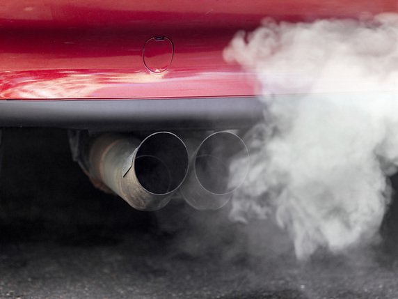 Les émissions de CO2 liées aux carburants sont restées inchangées en 2019 par rapport à 2018. Si la part de biocarburants et de véhicules électriques a poursuivi sa hausse, le trafic a toutefois augmenté, en particulier avec des véhicules à fort taux d’émission (archives). © KEYSTONE/GAETAN BALLY