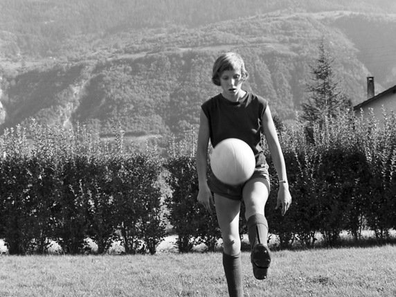 En 1965, à 12 ans, Madeleine Boll devient la première footballeuse licenciée de Suisse (archives). © KEYSTONE/PHOTOPRESS-ARCHIV/ALAIN GASSMANN