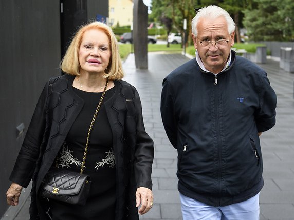 Philippe Guignard et son avocate Marianne Fabarez-Vogt se sont défendus jeudi après-midi à Renens des accusations d'escroquerie à l'encontre de l'ancien pâtissier. © KEYSTONE/LAURENT GILLIERON