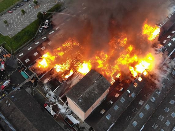 Le feu a pris dans un entrepôt peu après 03h00. Il s'est répandu rapidement aux halles voisines. © Police cantonale BL