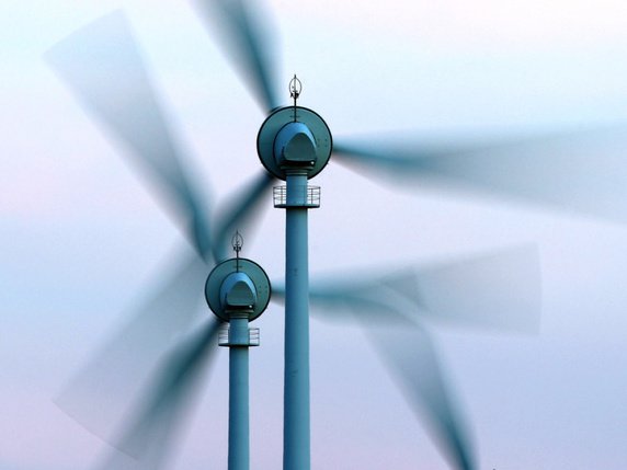 Le parc éolien du Mollendruz (VD), développé par les services industriels de la ville de Zurich (ewz), prévoit l'installation de douze éoliennes de plus de 200 mètres de hauteur sur la crête du Jura vaudois située entre le Col du Mollendruz et Chalet Dernier (photo symbolique). © Keystone/DPA/A3542/_KARL-JOSEF HILDENBRAND