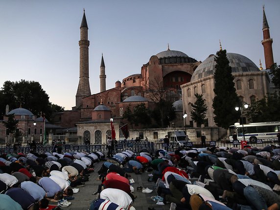 Quelques centaines de personnes se sont rassemblés devant l'ex-basilique Sainte-Sophie à Istanbul. Masque sur le visage en raison du coronavirus, ils ont accompli la prière collective du soir. © KEYSTONE/EPA/ERDEM SAHIN