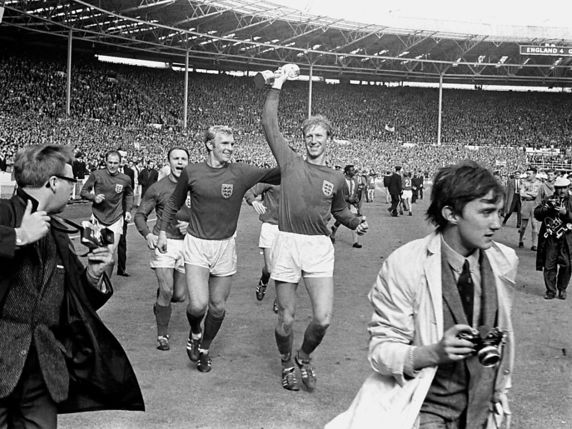 Jack Charlton porte la Coupe du monde à Wembley en 1966 © KEYSTONE/AP