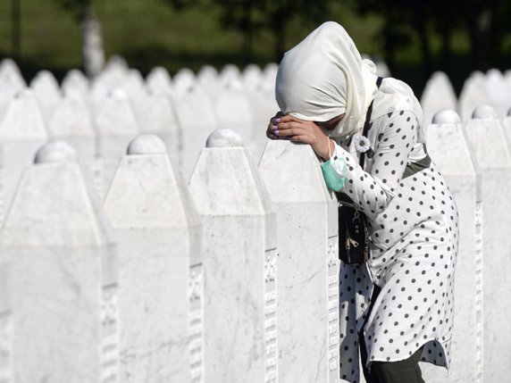 Les musulmans de Bosnie ont commémoré le génocide de Srebrenica il y a 25 ans dans le cimetière du Centre mémorial du génocide, à Potocari, un village près de Srebrenica. © KEYSTONE/AP/Kemal Softic