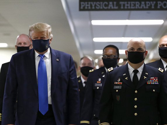 Donald Trump est apparu pour la première fois masqué en public samedi lors d'une visite à l'hôpital militaire Walter Reed dans la banlieue de Washington. © KEYSTONE/AP/Patrick Semansky