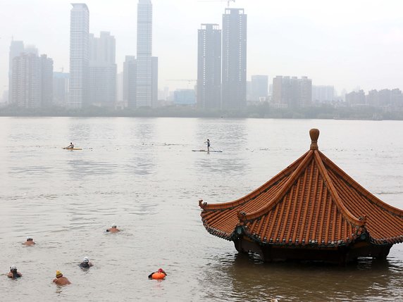 Les inondations sont courantes en Chine durant la période estivale. Elles frappent notamment le bassin du Yangtsé, qui traverse de nombreuses régions. © KEYSTONE/EPA/LI KE