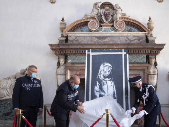 L'Italie a restitué à la France une oeuvre attribuée à Banksy, hommage aux victimes des attentats de novembre 2015 à Paris, volée en 2019. © KEYSTONE/EPA/CLAUDIO PERI