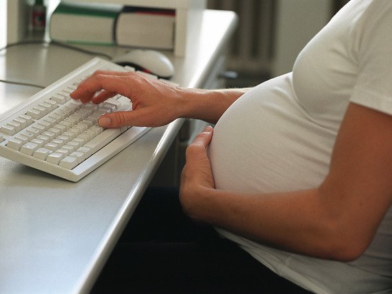 Les femmes enceintes devraient suivre scrupuleusement les mesures de distanciation sociale (image prétexte). © KEYSTONE/GAETAN BALLY