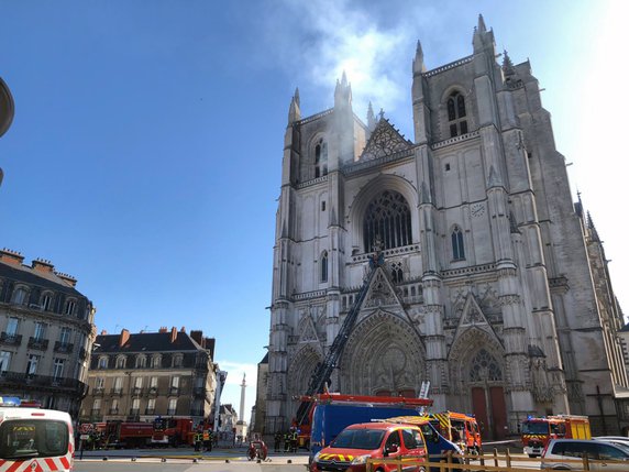 L'incendie, maîtrisé aux alentours de 10h00, a apparemment complètement détruit le grand orgues. © KEYSTONE/AP/Laetitia Notarianni