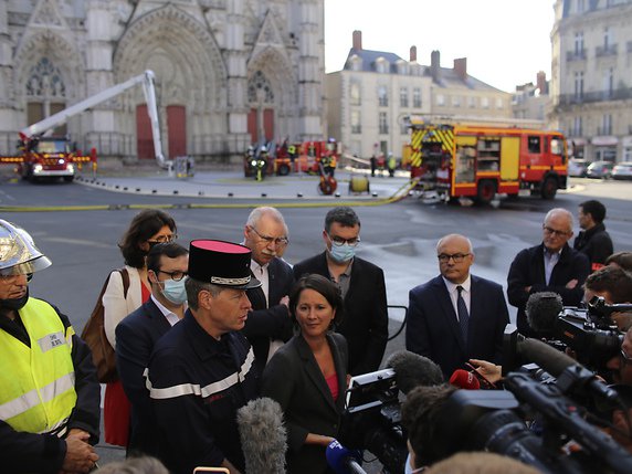 La maire de Nantes Johanna Rolland (PS), qui a pu entrer dans la cathédrale, a fait part de son émoi en découvrant les dégâts. © KEYSTONE/AP/Romain Boulanger
