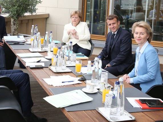 Le président du Conseil européen Charles Michel (à gauche), la chancelière allemande Angela Merkel (troisième depuis la droite), le président français Emmanuel Macron et la présidente de la commission européenne Ursula von der Leyen (tout à droite) durant un meeting dimanche matin. © KEYSTONE/EPA/FRANCOIS WALSCHAERTS / POOL