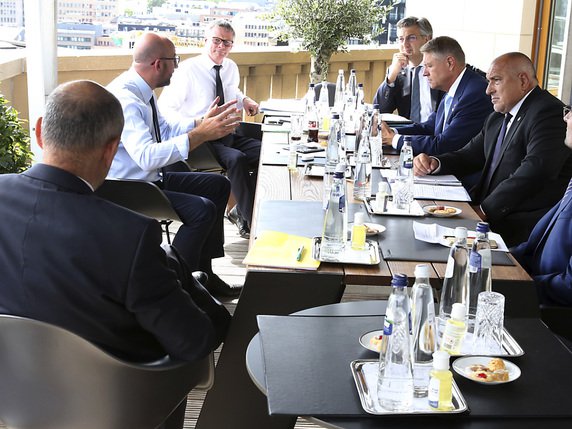 Le président du Conseil européen, Charles Michel, médiateur du sommet, a multiplié toute la journée les rencontres en tête-à-tête ou en petits groupes, le plus souvent sur le balcon de son bureau. © KEYSTONE/AP/Francois Walschaerts