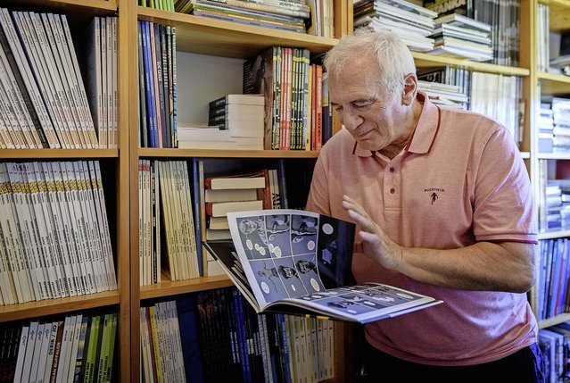 Pierre-Alain Clément, ancien syndic de Fribourg, lit des bandes dessinées avec un plaisir intact.  © Alain Wicht