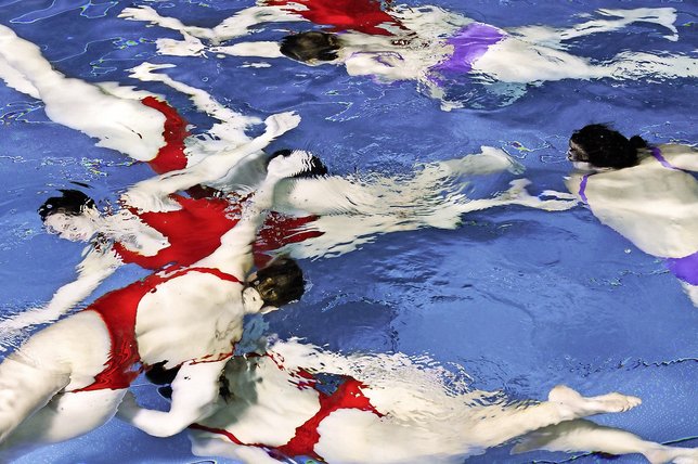 Ce sont les nageuses du club de natation synchronisée Limmatnixen Zürich qui ont posé pour la photo, vêtues de maillots de bain en PET. © Sarah Merz