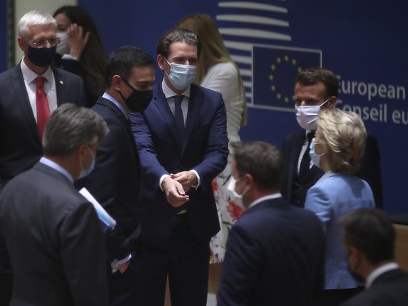 Après une nouvelle nuit de négociations, les 27 pays membres de l'UE sont parvenu à un accord sur le plan de relance post-coronavirus. © KEYSTONE/AP/Francisco Seco