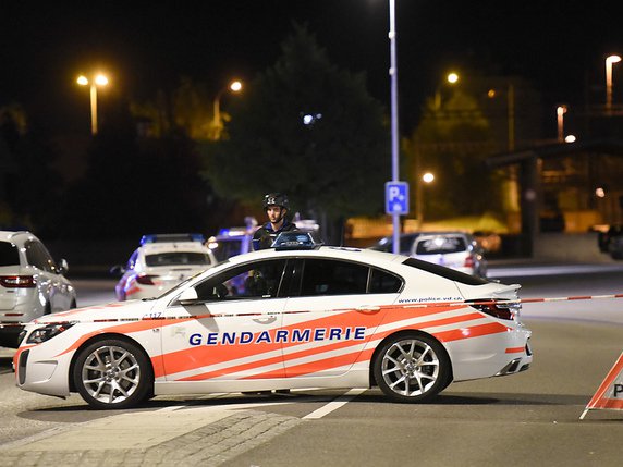 La police de l'Ouest lausannois ont tenté d'arrêter un véhicule par un barrage lors d'une course-poursuite entre Renens et Lausanne (photo prétexte). © KEYSTONE/CHRISTIAN BRUN