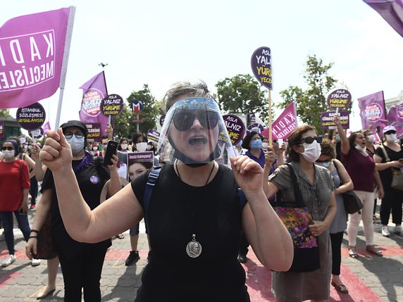 Des femmes ont à nouveau manifesté dimanche dans les villes turques en faveur de la Convention d'Istanbul, un traité qui protège les femmes de la violence (archives). © KEYSTONE/AP/Omer Kuscu