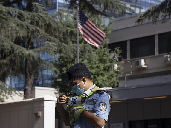 Dimanche, le drapeau américain flottait encore sur le consulat de Chengdu. Selon des images de la télévision chinoise, il a été abaissé lundi matin (archives). © KEYSTONE/AP/Ng Han Guan