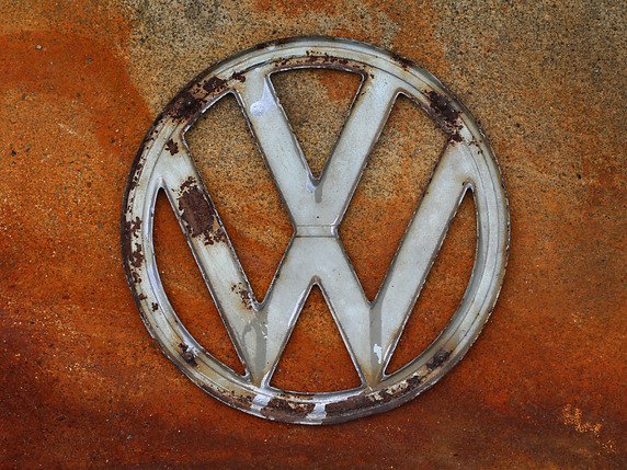 Volkswagen a reconnu avoir truqué onze millions de véhicules dans le monde avec un logiciel capable de les faire apparaître moins polluants lors de tests en laboratoire que sur les routes (archives). © KEYSTONE/DPA/KARL-JOSEF HILDENBRAND
