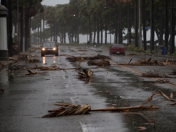 L'ouragan Isaias a fait de nombreux dégâts en République dominicaine, notamment à Saint-Domingues sur le cliché. © KEYSTONE/EPA/ORLANDO BARRIA