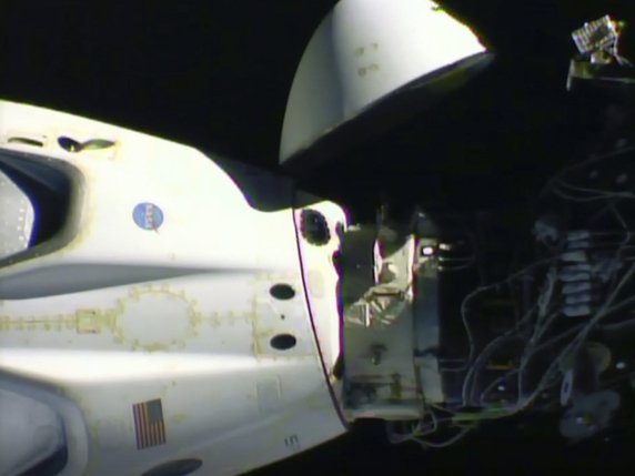 Après s'être séparée de l'ISS, la capsule Crew Dragon a effectué quatre poussées de départ pour s'éloigner de la station spatiale. © KEYSTONE/AP