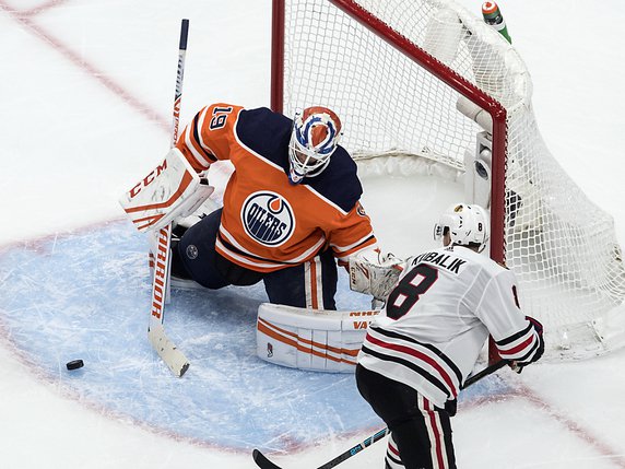 Dominik Kubalik (Chicago) inquiète le portier d'Edmonton, Mikko Koskinen. © KEYSTONE/AP/Jason Franson