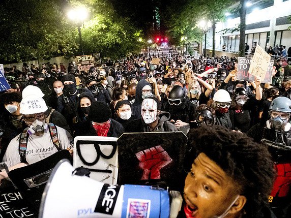 Après le retrait des troupes fédérales, la plupart des manifestations se sont déroulées dans le calme à Portland. © KEYSTONE/AP/Noah Berger