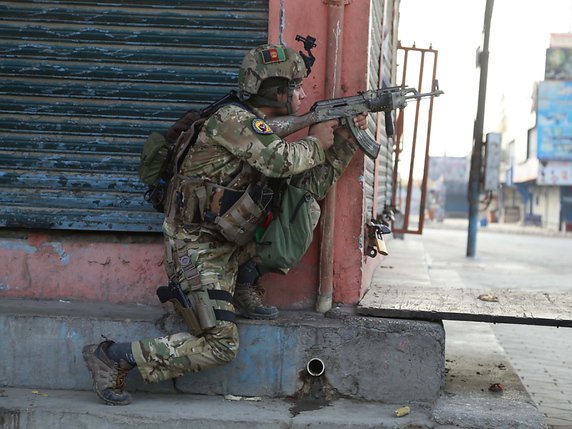 Les combats entre les forces afghanes et les assaillants de l'EI se poursuivaient lundi matin. © KEYSTONE/EPA/GHULAMULLAH HABIBI