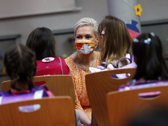 La ministre-présidente de Mecklenbourg-Poméranie, Manuela Schwesig, est allée à la rencontre des enfants. © KEYSTONE/EPA/FELIPE TRUEBA