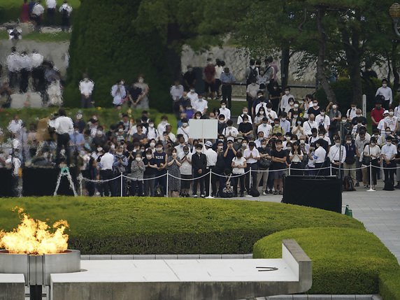 Durant la cérémonie, une prière silencieuse s'est tenue à 08h15 pile heure locale (01h15 en Suisse), marquant l'instant précis où la bombe atomique a explosé dans le ciel de Hiroshima, il y a 75 ans. © KEYSTONE/AP/Eugene Hoshiko