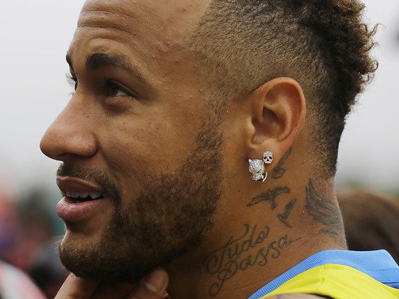 Le Tribunal fédéral remet en jeu une demande de renseignements fiscaux de l'Espagne concernant le footballeur Neymar (archives) © KEYSTONE/AP/NELSON ANTOINE