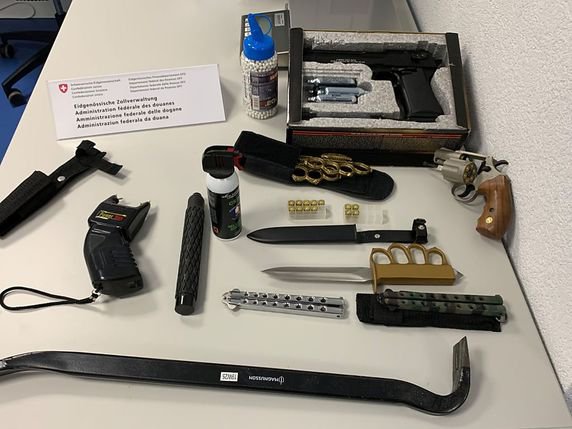 Une dizaine d'armes et un spray au poivre se trouvaient dans le véhicule parmi les effets personnels du septuagénaire arrêté la semaine dernière près de Porrentruy (JU). © Administration fédérale des douanes