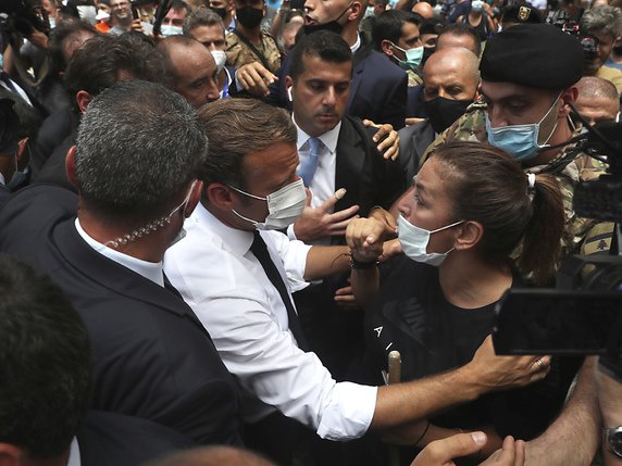 Lors de sa visite dans le quartier de Gemmayzé, Emmanuel Macron a serré la main à plusieurs personnes et a même pris dans ses bras une jeune femme. © KEYSTONE/AP/Bilal Hussein