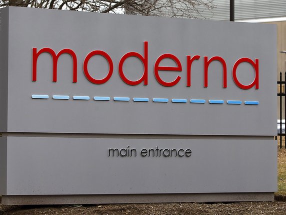 Le logo de Moderna à Norwood, dans le Massachusetts, aux Etats-Unis. © KEYSTONE/EPA/CJ GUNTHER