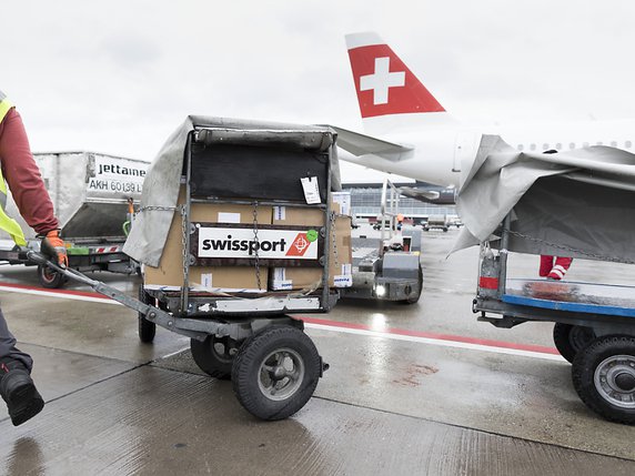 En position dominante à Zurich, Swiss met la pression pour obtenir des prestations aéroportuaires meilleur marché, et a déjà obtenu des offres de concurrents plus petits de Swissport. (archives) © KEYSTONE/GAETAN BALLY