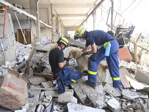 Des secouristes allemands fouillent les décombrs à la recherches de corps et de survivants. © KEYSTONE/EPA/WAEL HAMZEH