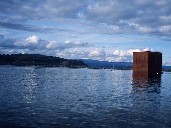 Le monolithe créé par Jean Nouvel sur l'arteplage d'Expo.02 à Morat en 2002. © KEYSTONE